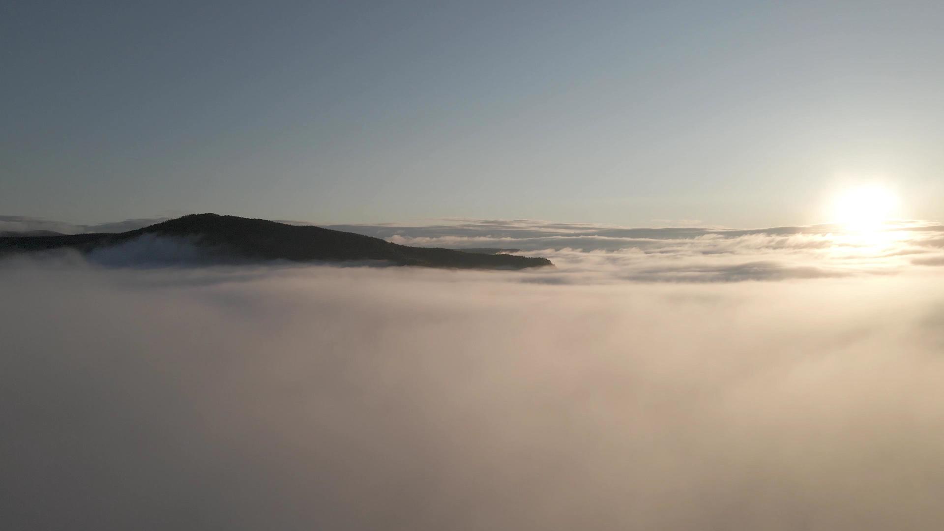 穿越高空上的云朵日出视频的预览图