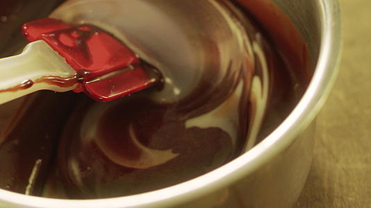黑白巧克力黑白巧克力和与缓慢移动的块混合视频的预览图