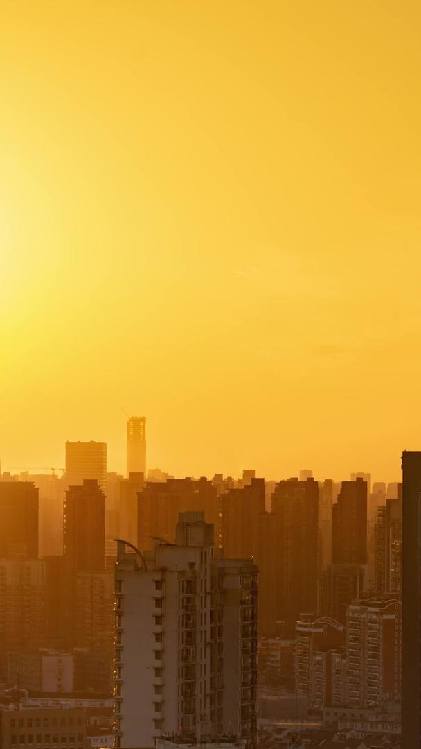 城市建筑群落日蓝天黄昏延迟摄影视频的预览图
