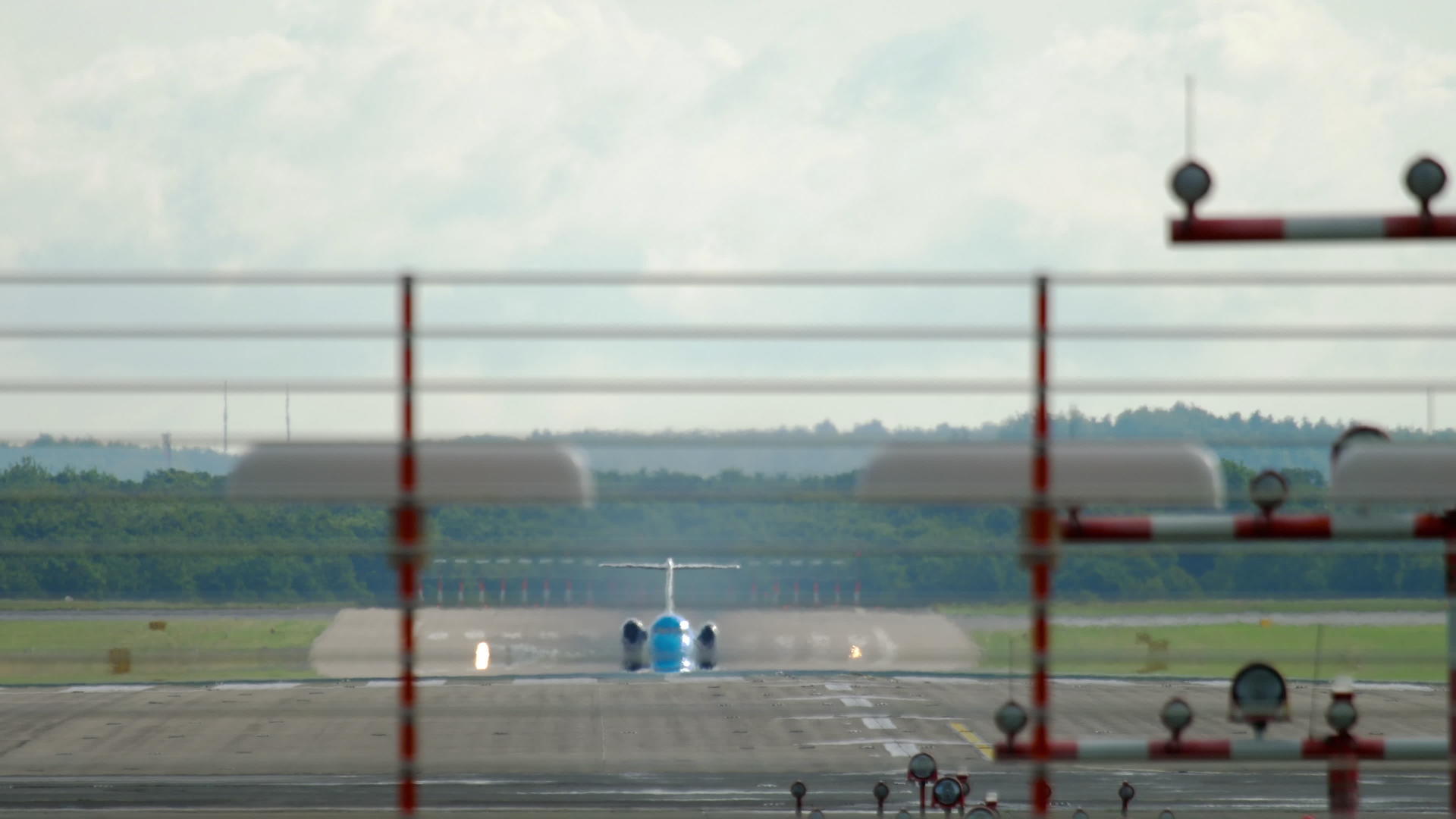 在机场飞行视频的预览图