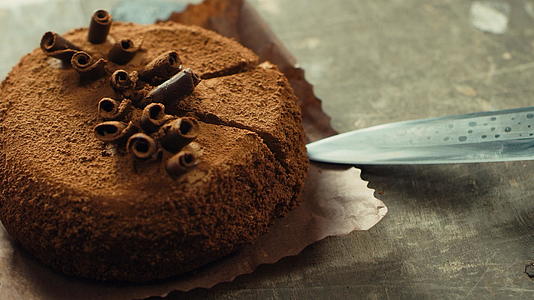 用刀子盛起一块巧克力蛋糕视频的预览图