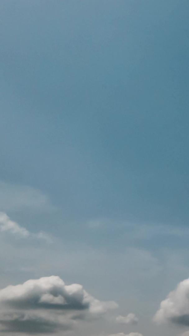 空中飘动的云空镜实拍航拍视频视频的预览图