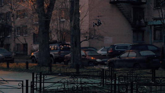 弧形直升机变压器在院子里飞行视频的预览图