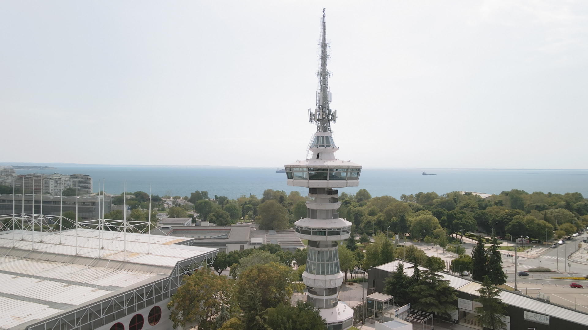 高空无人机和电信塔视频的预览图