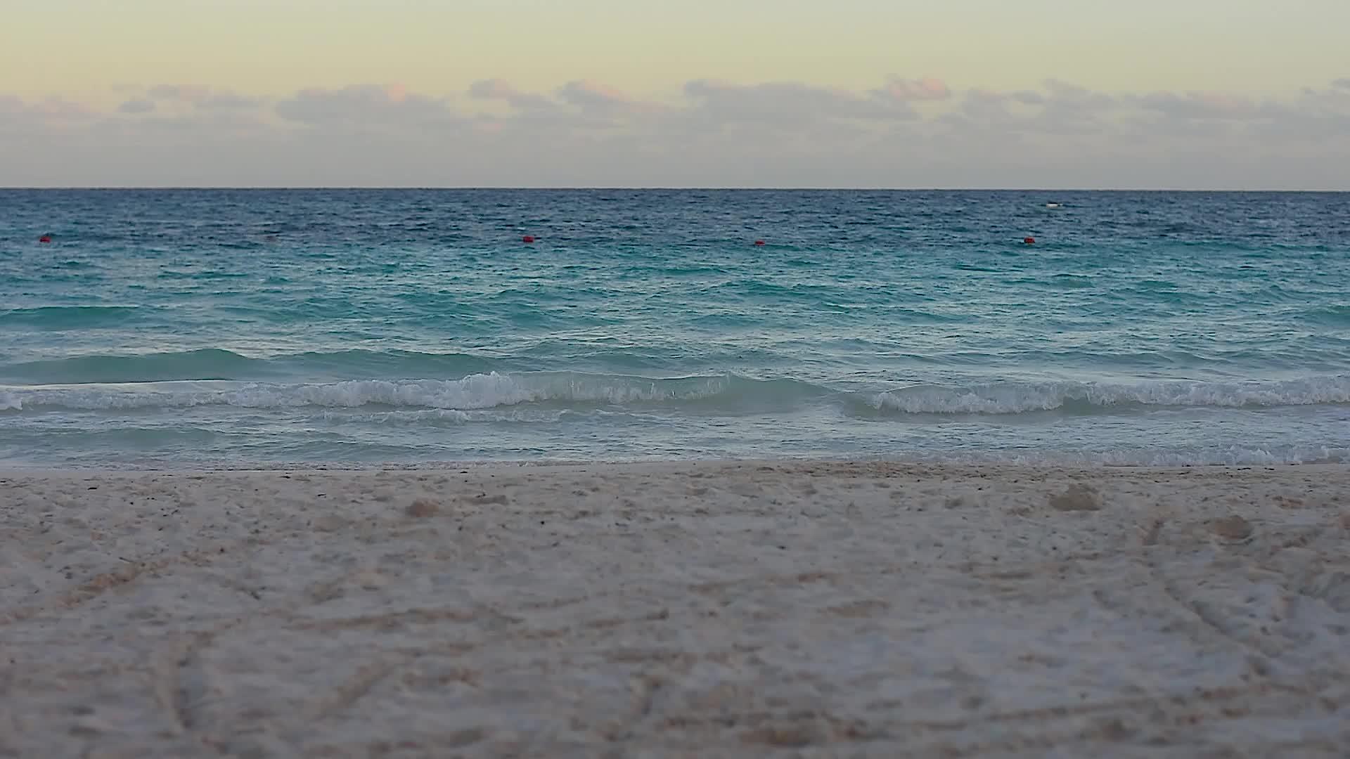 日落时的海滩景观视频的预览图