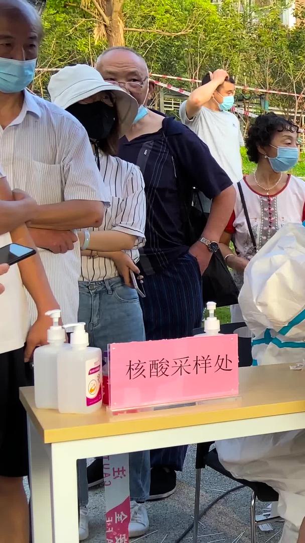 南京疫情实拍全民排队做核酸检测视频的预览图