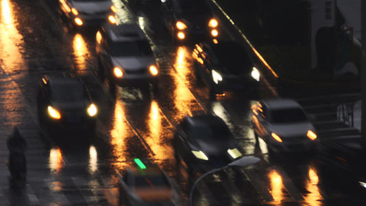 城市暴雨天街景道路交通车流夜景灯光4k素材视频的预览图