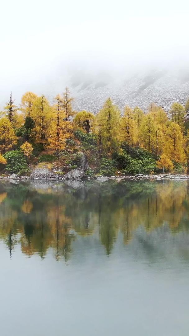 航拍高原海子湖云雾缭绕的秋色视频的预览图