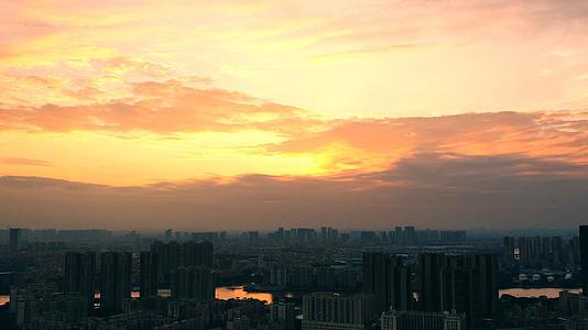 4K航拍城市日落夕阳火烧云延时摄影视频的预览图