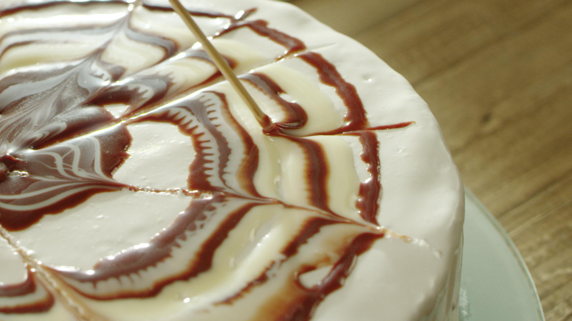 特写美味的圆形甜点覆盖糖和巧克力糖浆视频的预览图