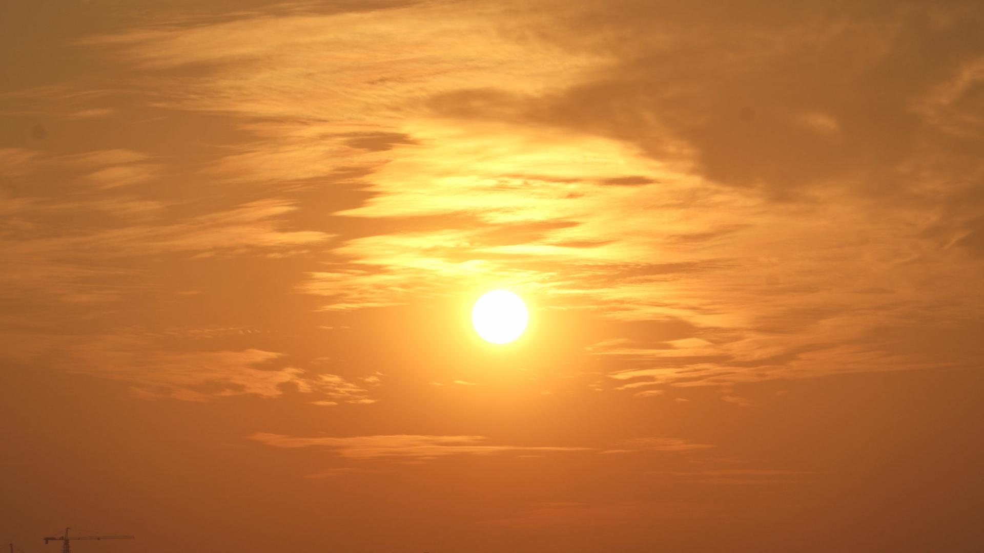 8K实拍唯美夕阳日落云彩延时摄影视频的预览图