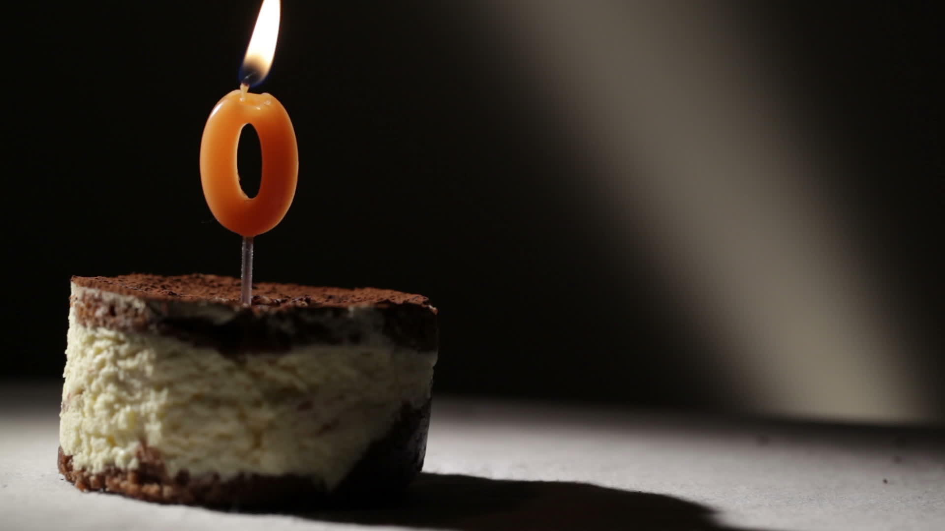蒂拉米苏蛋糕中的蜡烛视频的预览图