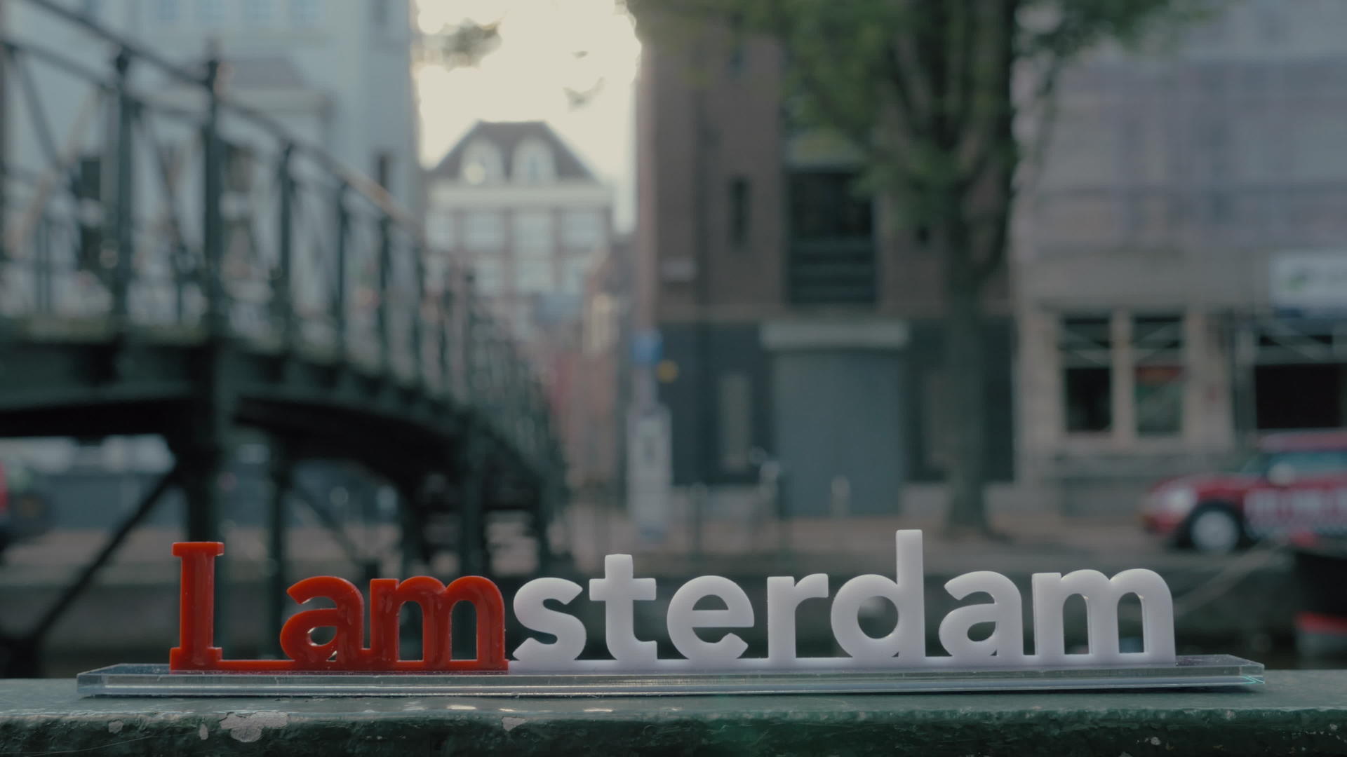 在阿姆斯特丹的天桥旁视频的预览图