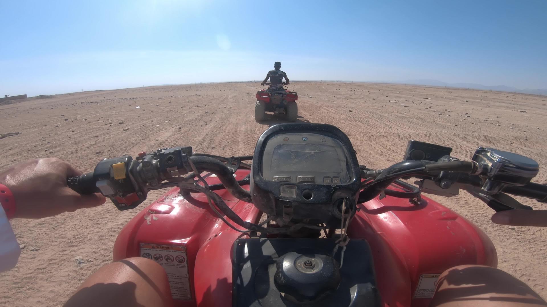 沙漠驾驶旅行视频的预览图