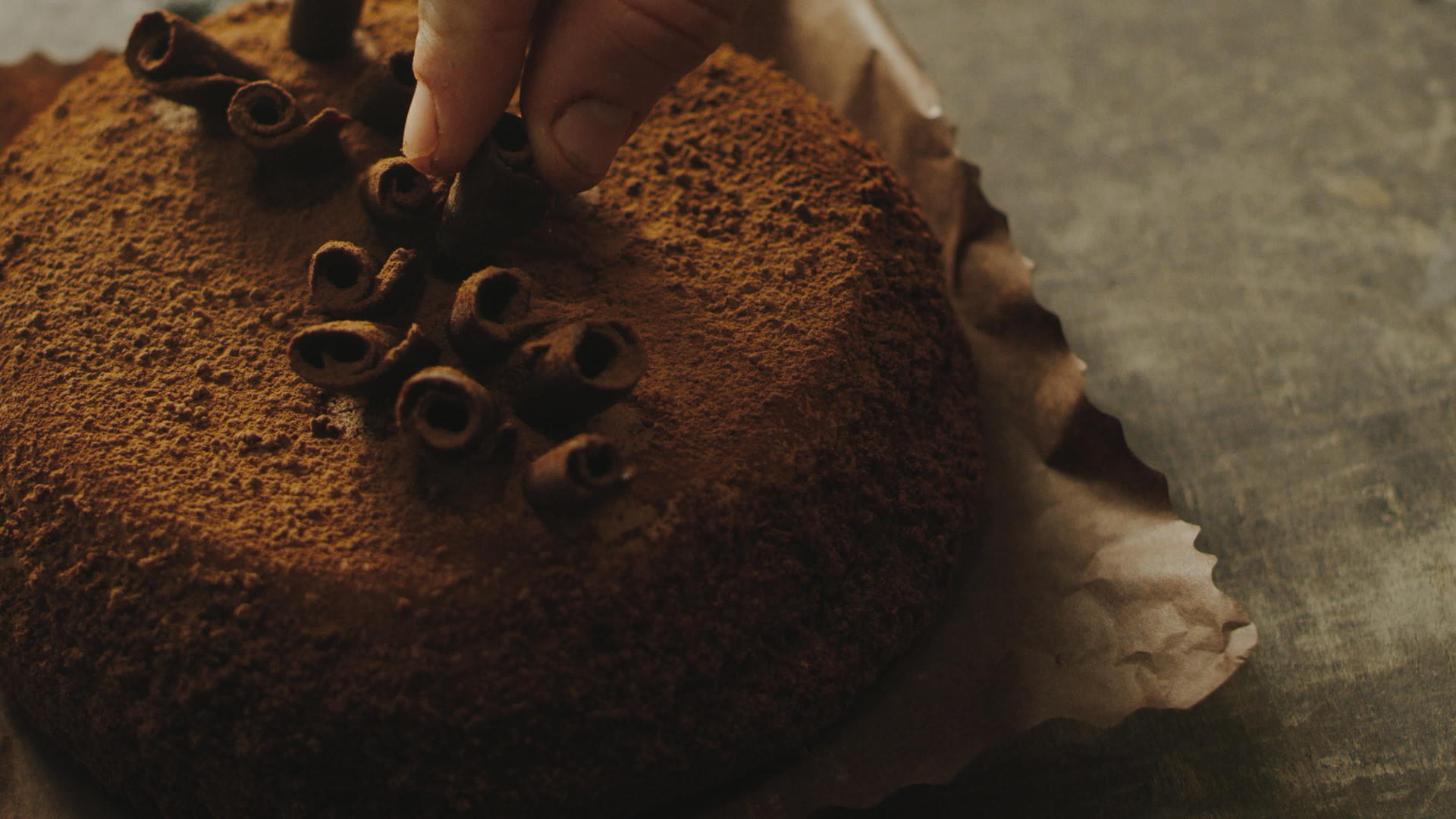 女人用巧克力剃须慢动巧克力剃须手装蛋糕视频的预览图