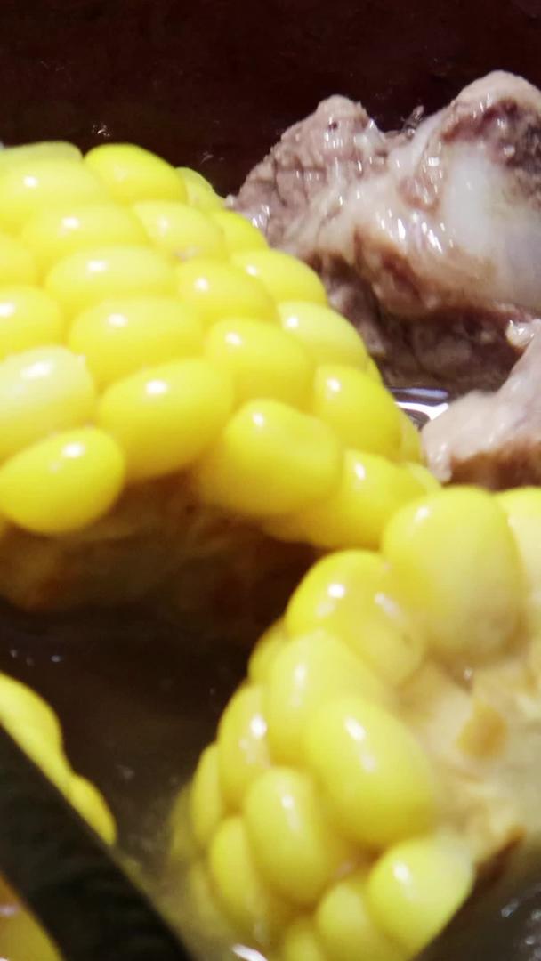 玉米排骨汤实拍素材视频的预览图