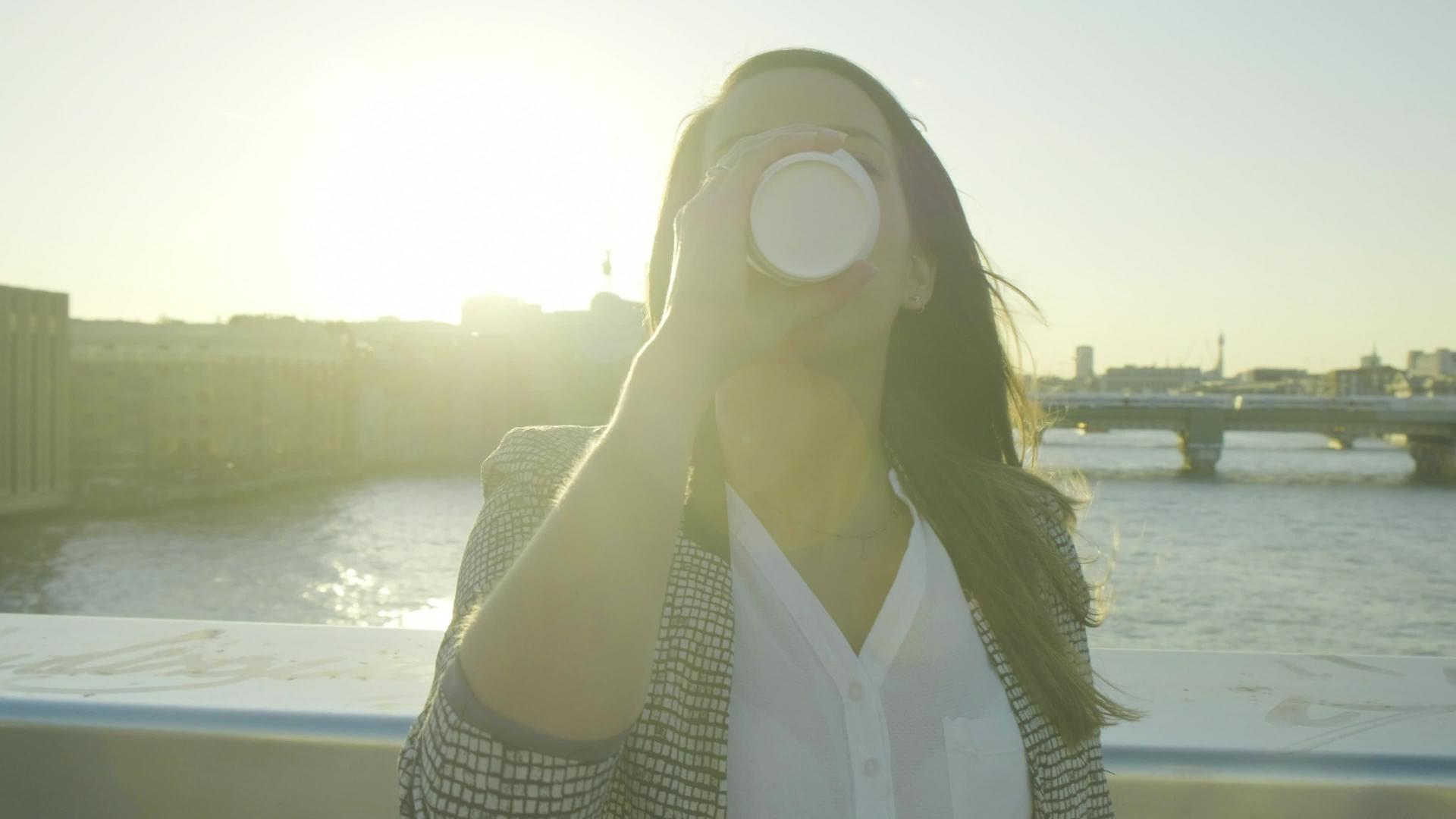 商务女性通勤喝咖啡视频的预览图