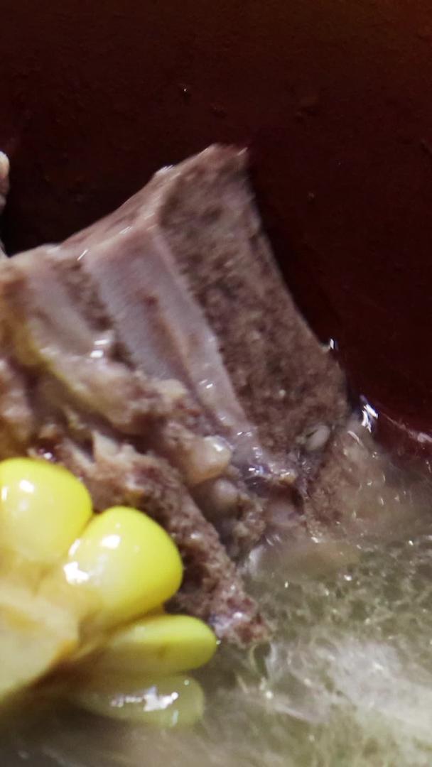 玉米排骨汤实拍素材视频的预览图