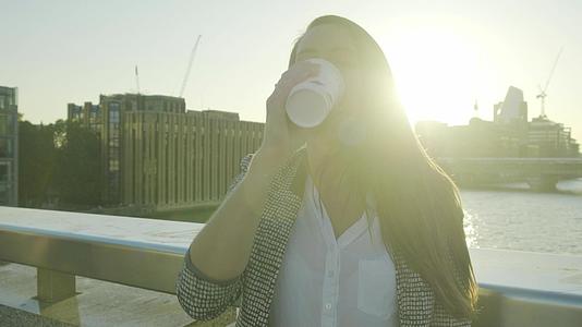 吸引人的女人喝咖啡视频的预览图