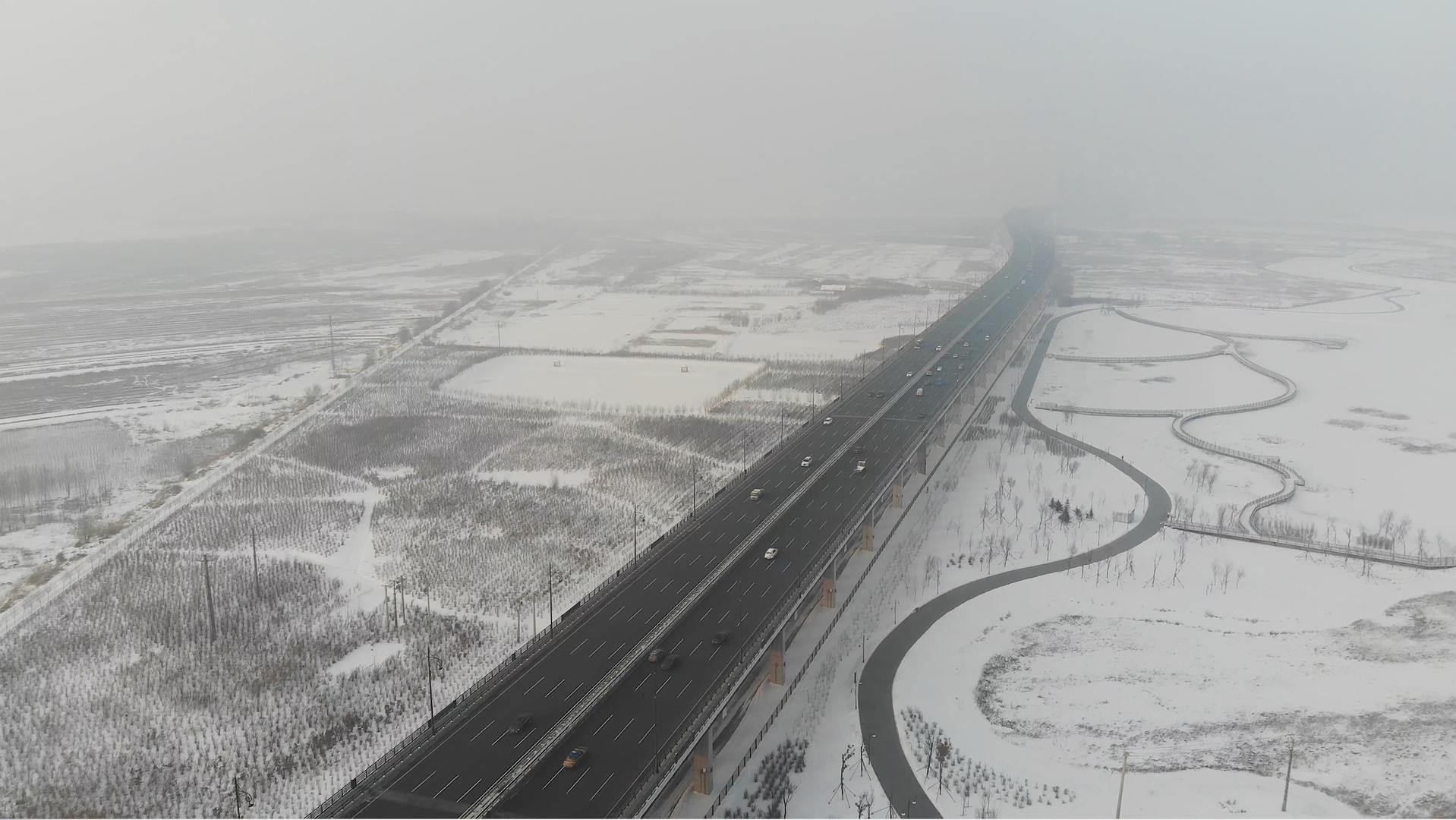 4k航拍哈尔滨地标黑龙江大桥视频的预览图