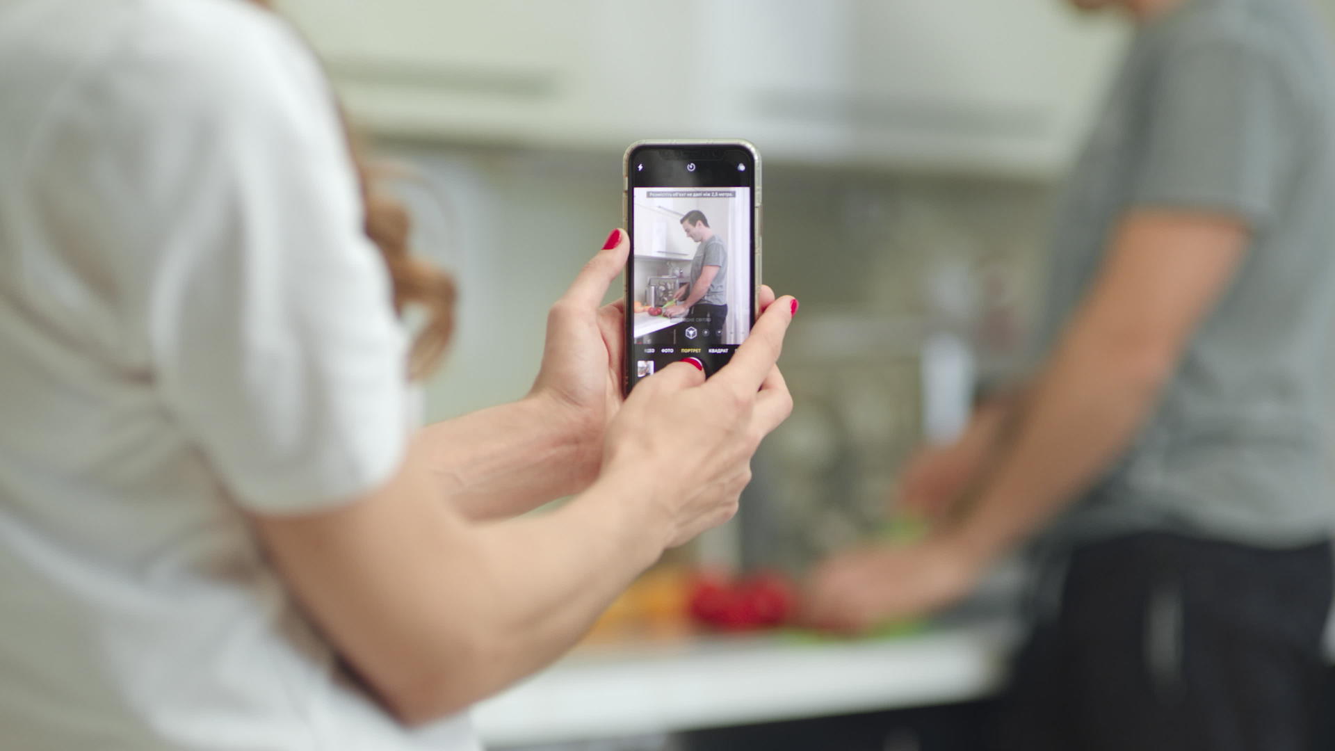 女性用手机拍摄男性照片视频的预览图