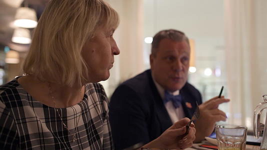 女人和男人吃饭谈生意视频的预览图