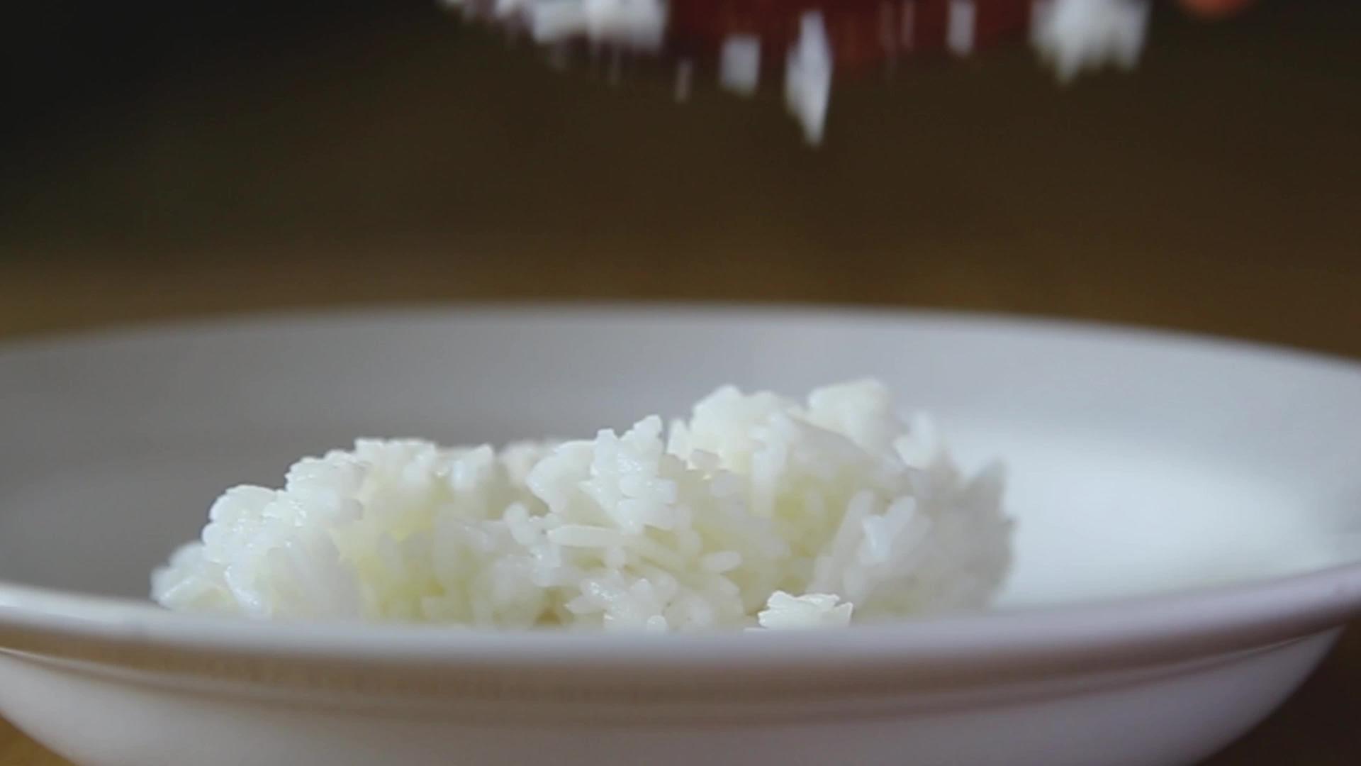 白盘子上的米饭视频的预览图