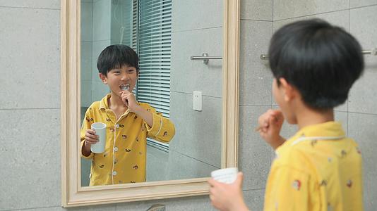 小男孩在镜子前刷牙视频的预览图