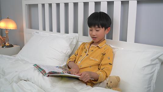 读睡前故事的小男孩视频的预览图