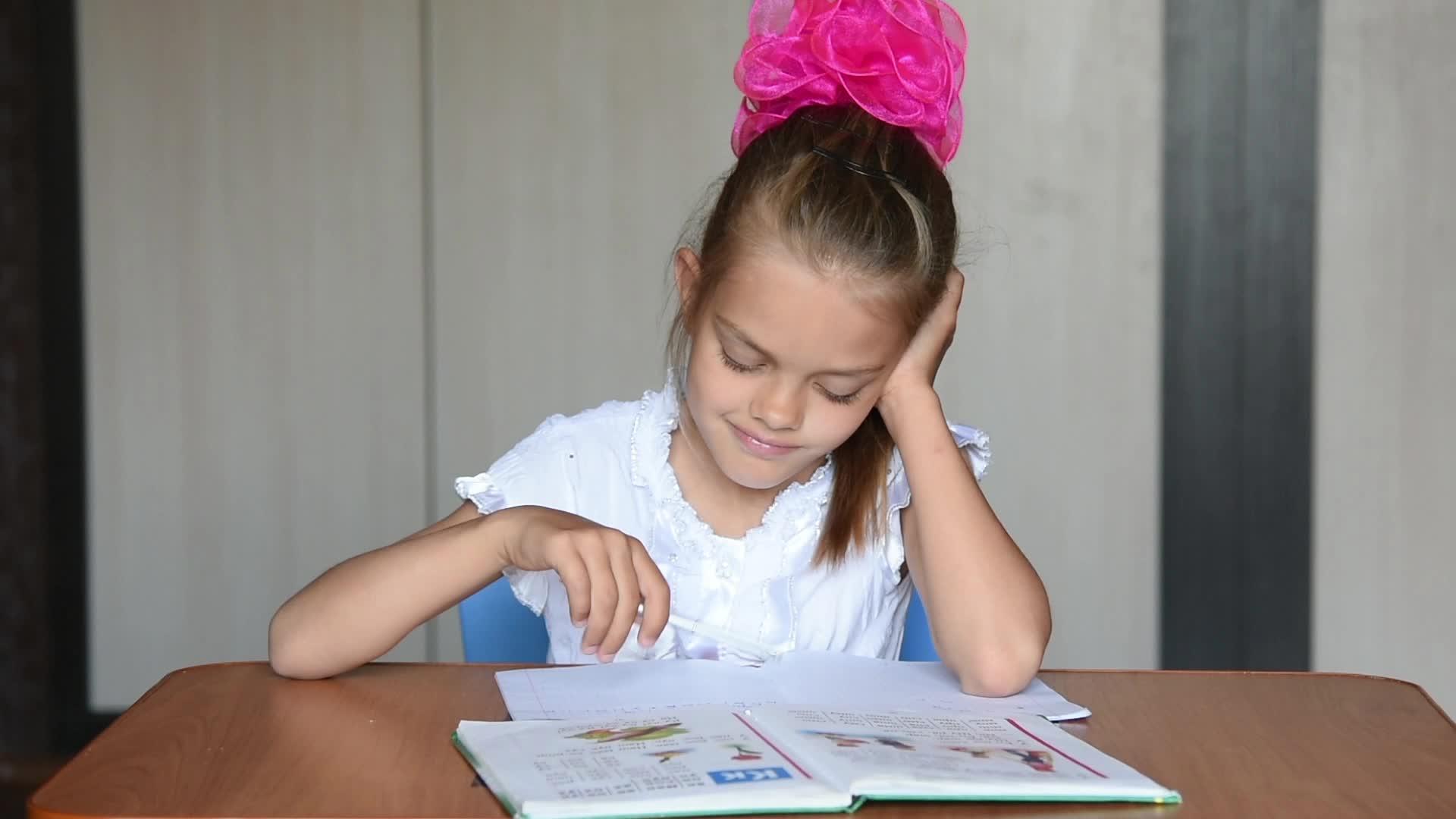 一名7岁生做家庭作业视频的预览图
