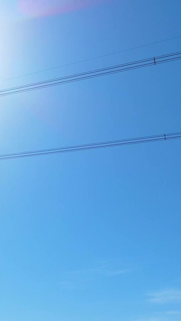 沙漠电缆高压电塔航拍视频视频的预览图