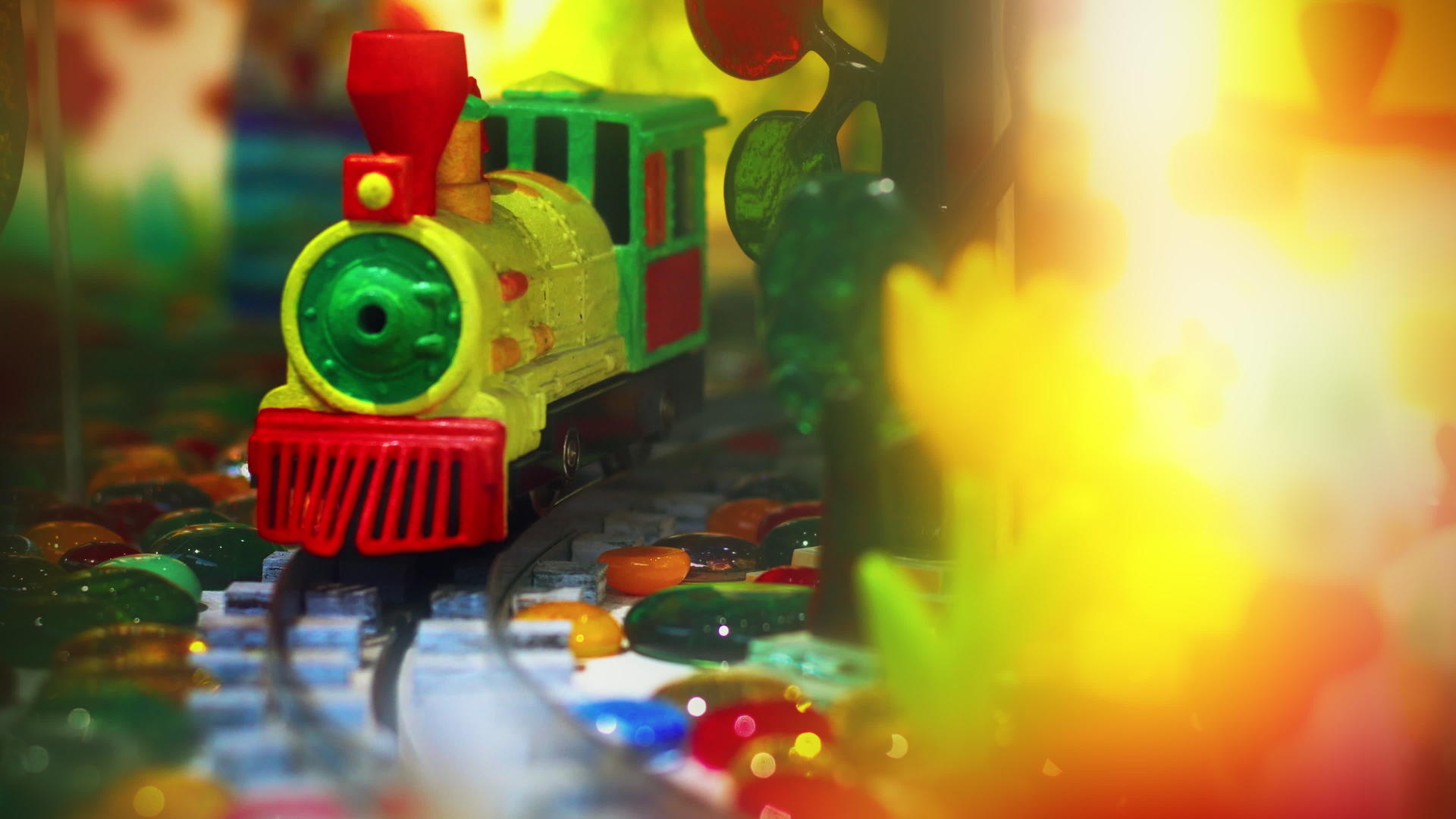 彩色玩具列车由铁轨和摄像机移动视频的预览图