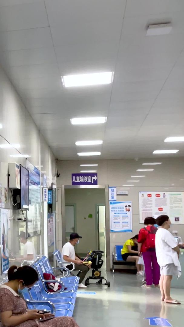 医院走廊等待就医的病人医院环境空镜头实拍视频的预览图