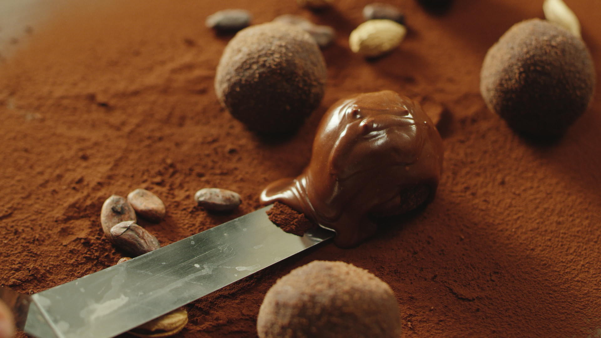 松露糖摄入器被熔化巧克力覆盖含铁片视频的预览图