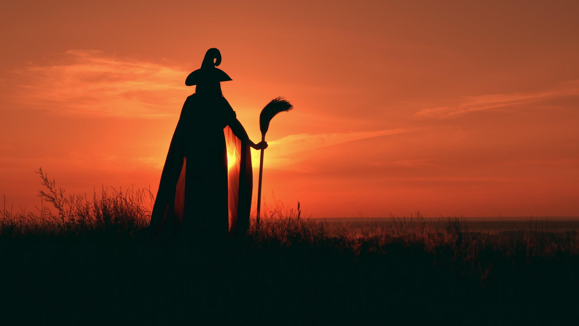 女巫在日落时穿着扫帚和斗篷视频的预览图