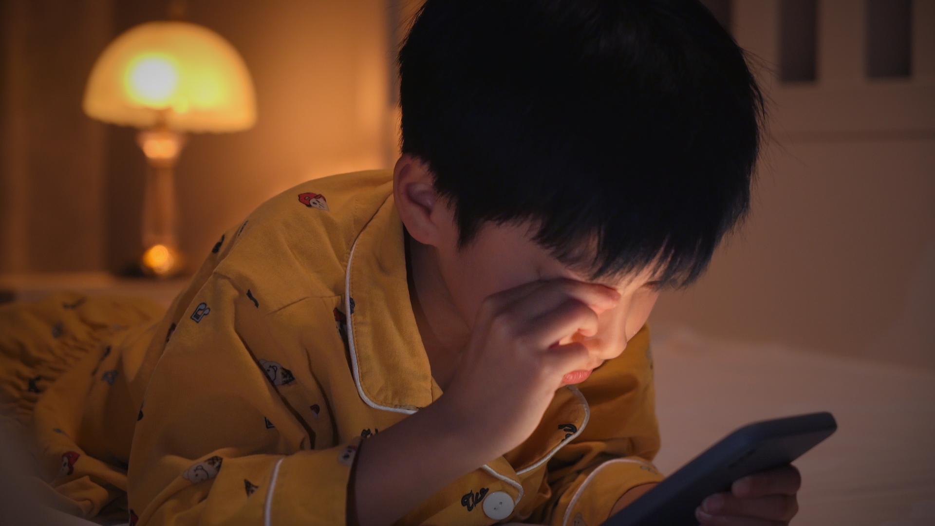 深夜看手机哭泣的小男孩视频的预览图