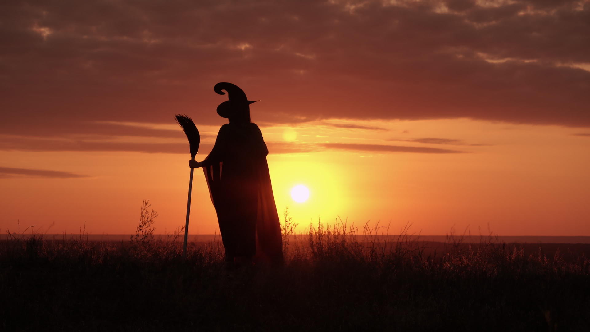 女巫在日落时穿着扫帚和斗篷视频的预览图
