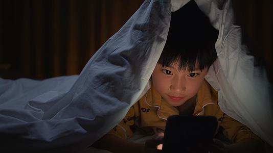 深夜被窝里玩手机的小男孩视频的预览图