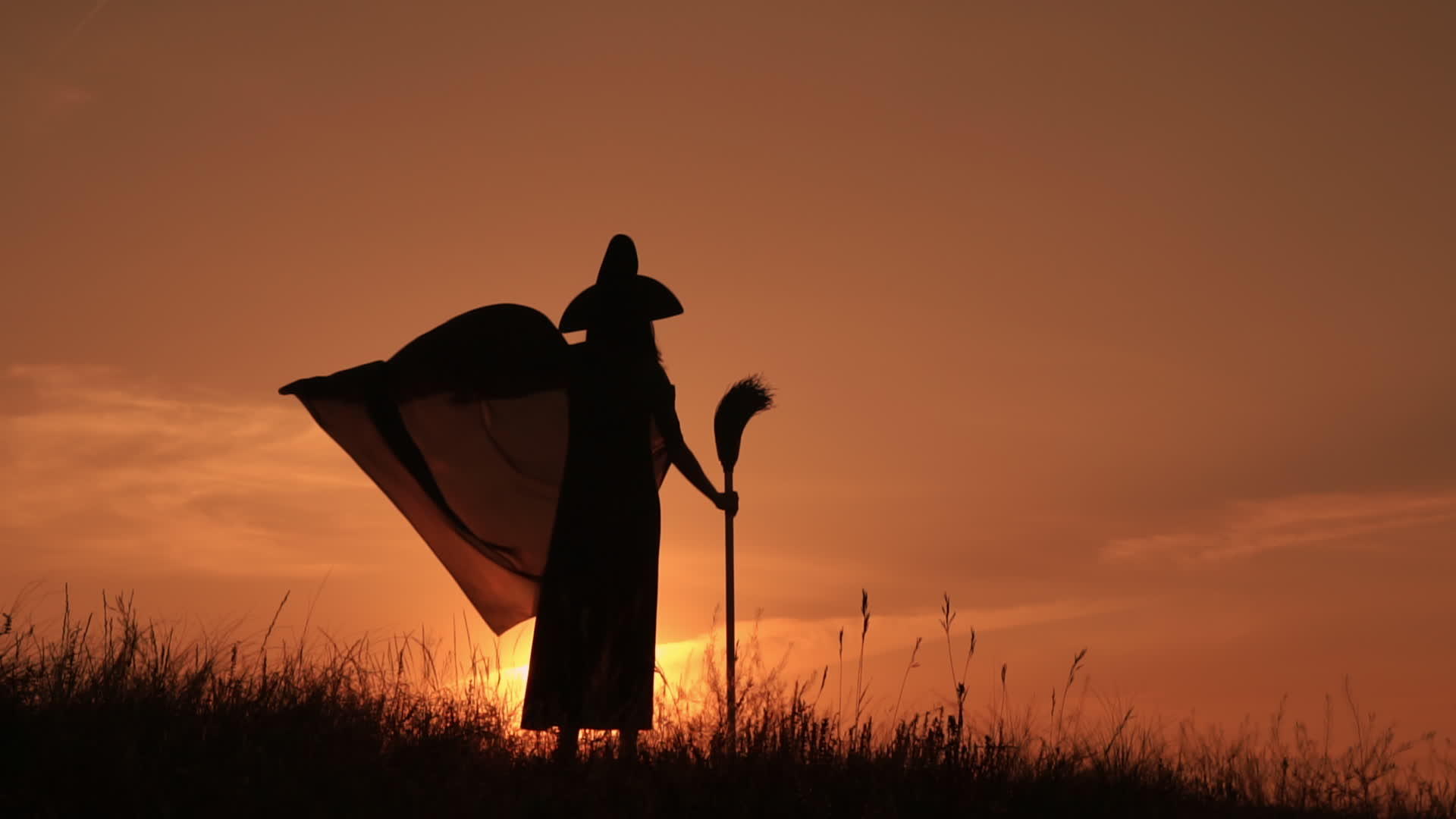 日落时女巫举行仪式舞蹈视频的预览图