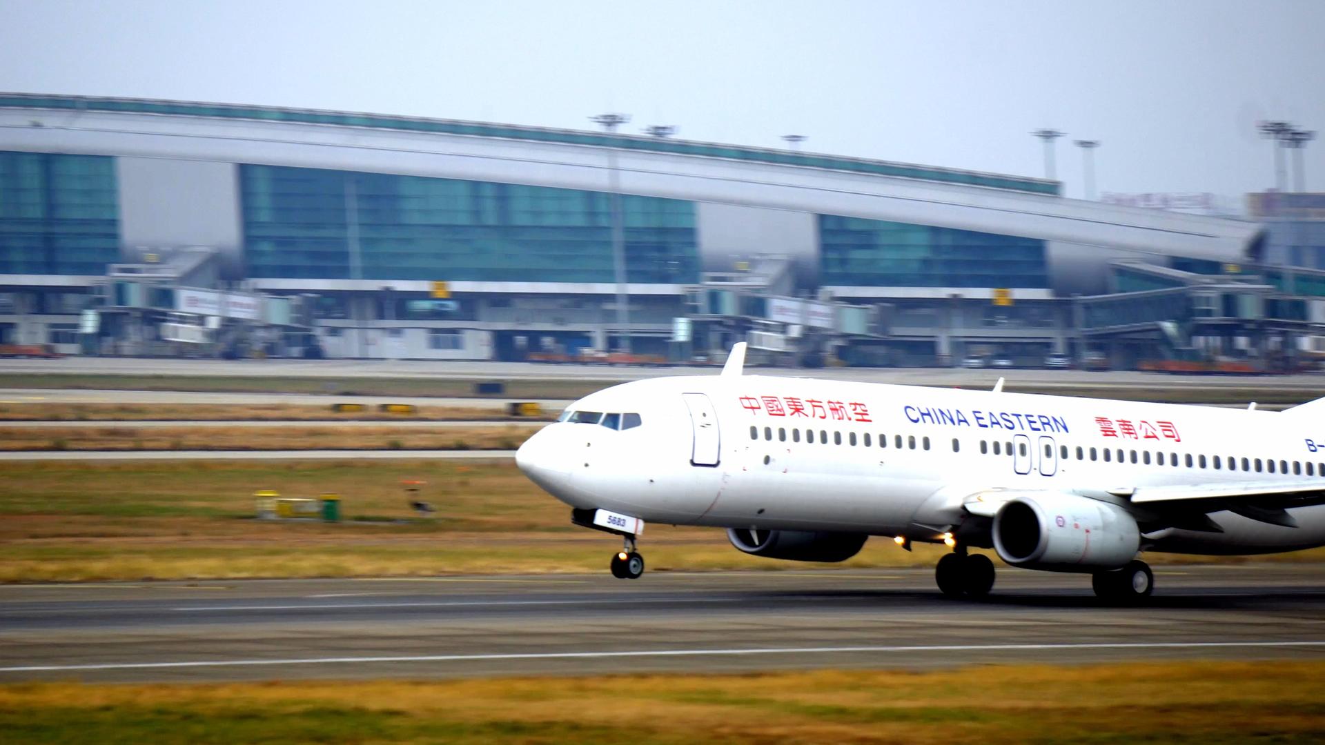 4K实拍广州白云机场飞机起飞视频素材视频的预览图