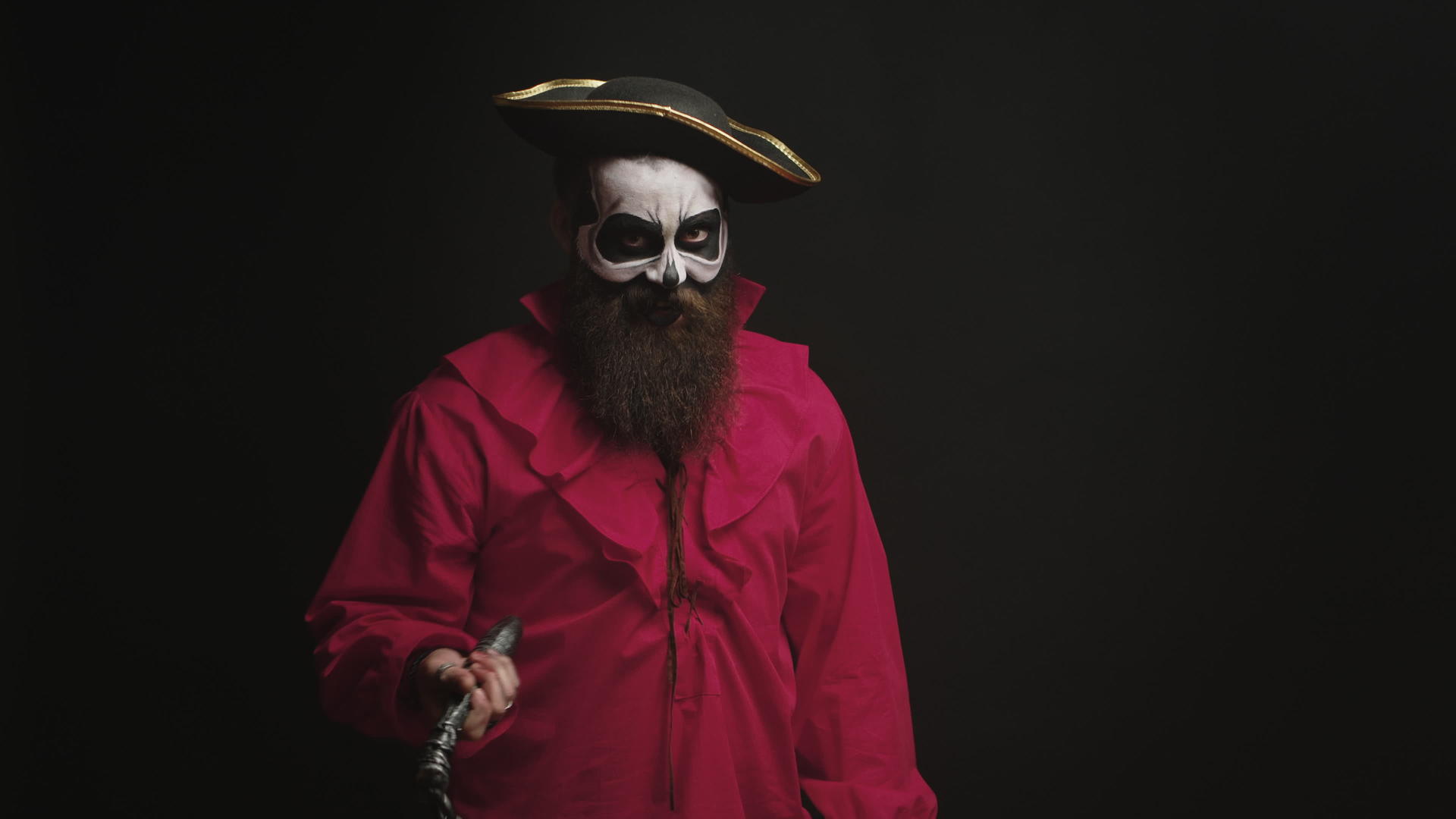 胡子男子穿着化妆品和海盗服视频的预览图