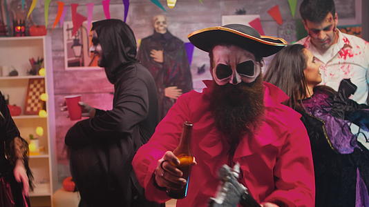 长胡子的人打扮得像个海盗庆祝万圣节视频的预览图