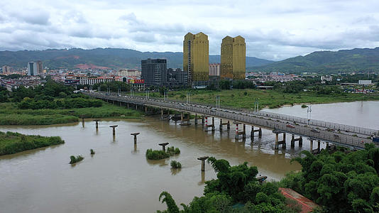 8k航拍通往缅甸的姐告大桥视频的预览图