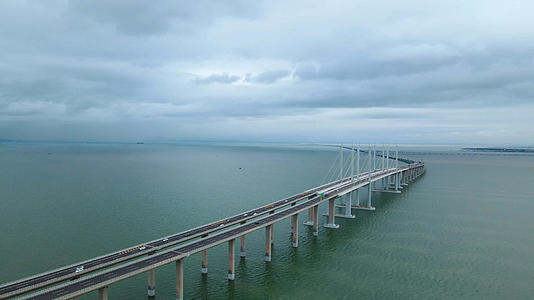 4K航拍跨海大桥视频的预览图