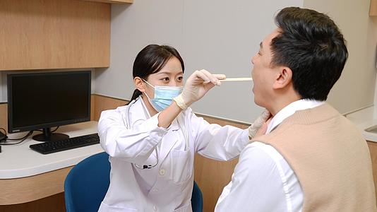 女医生为患者做口腔检查视频的预览图