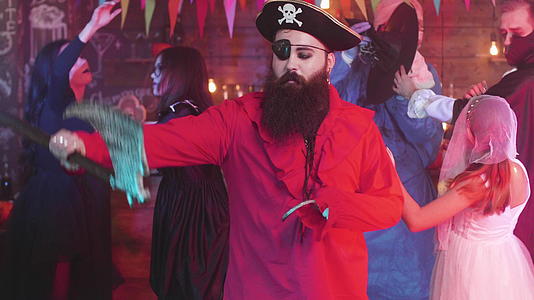 邪恶的海盗穿着斧头和钩子在万圣节派对上跳舞视频的预览图