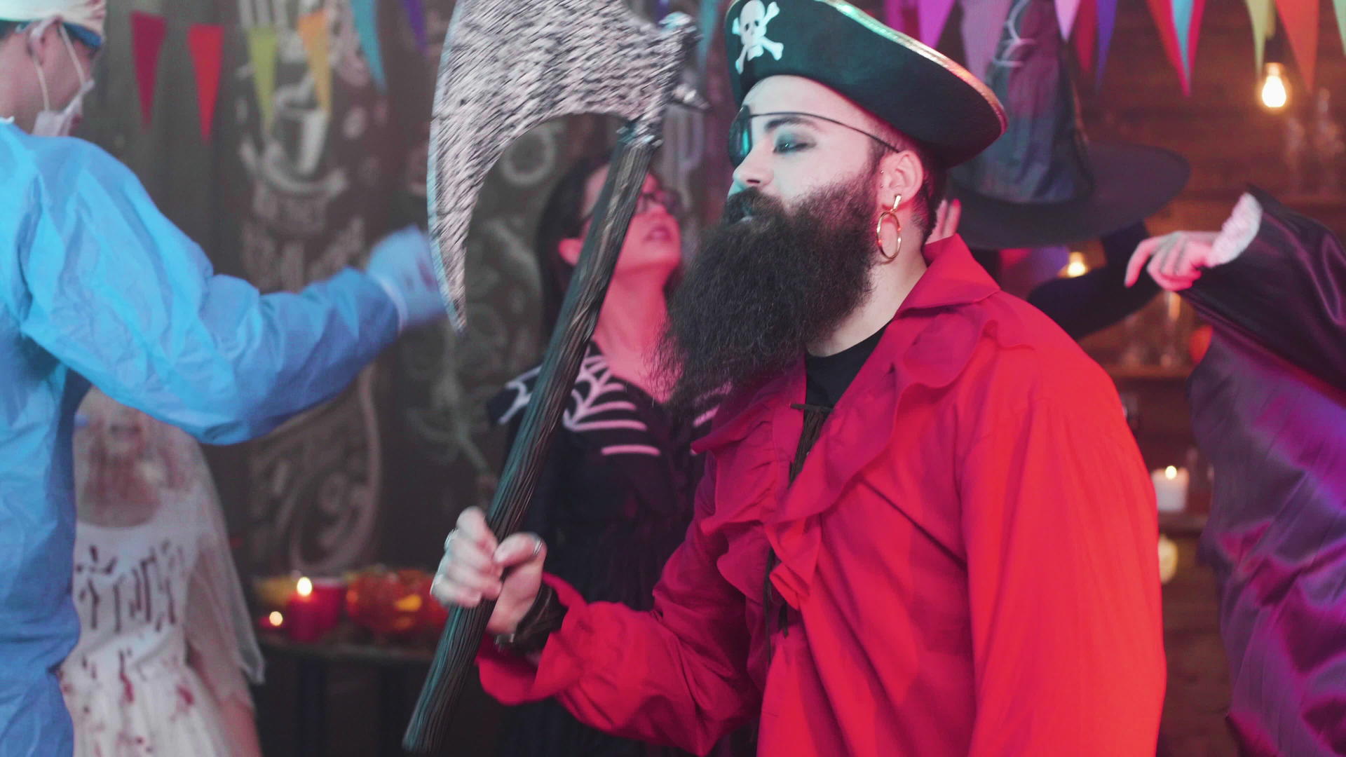 在万圣节派对上扮成海盗视频的预览图