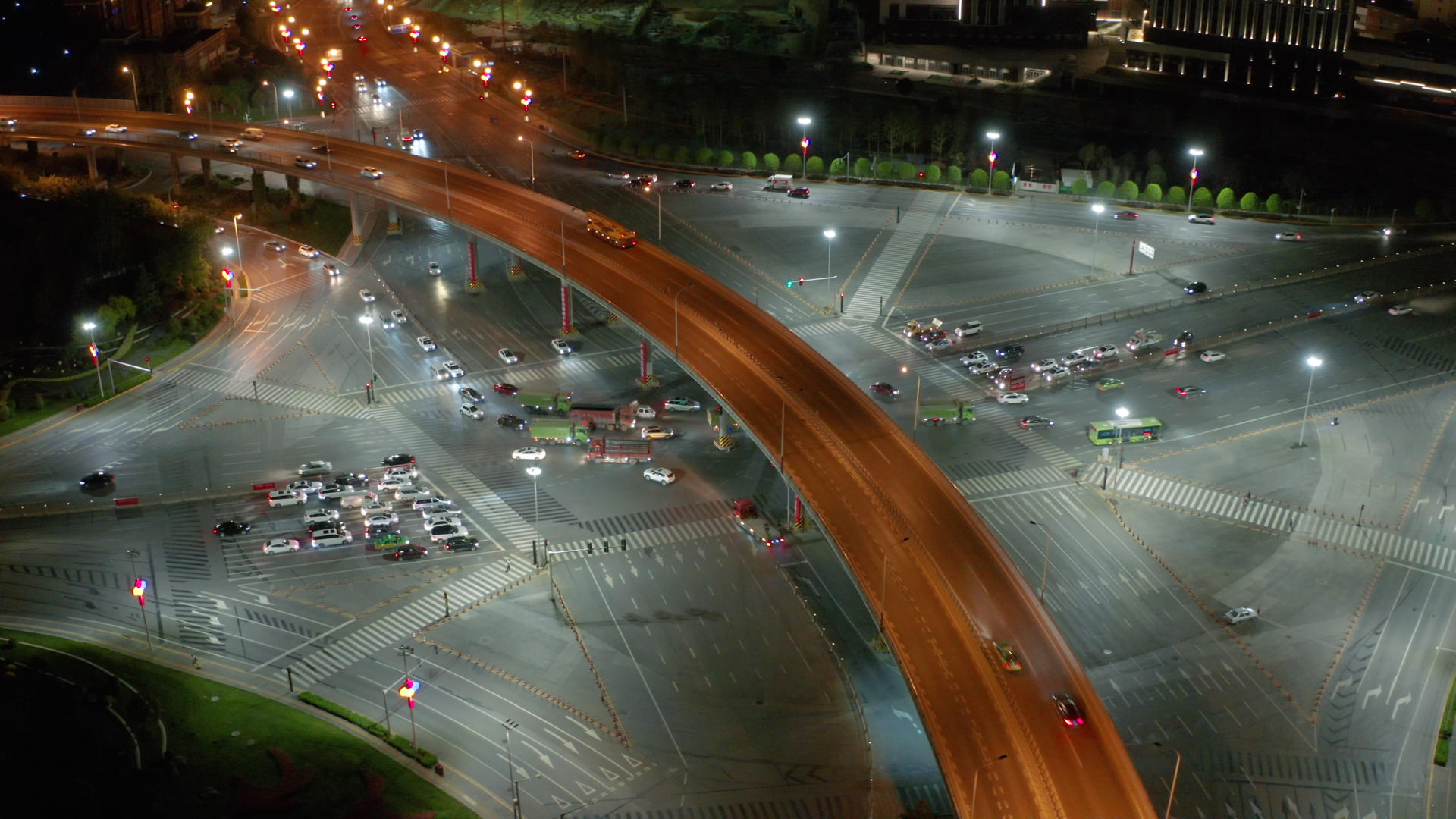 道路交通夜景4K航拍视频的预览图