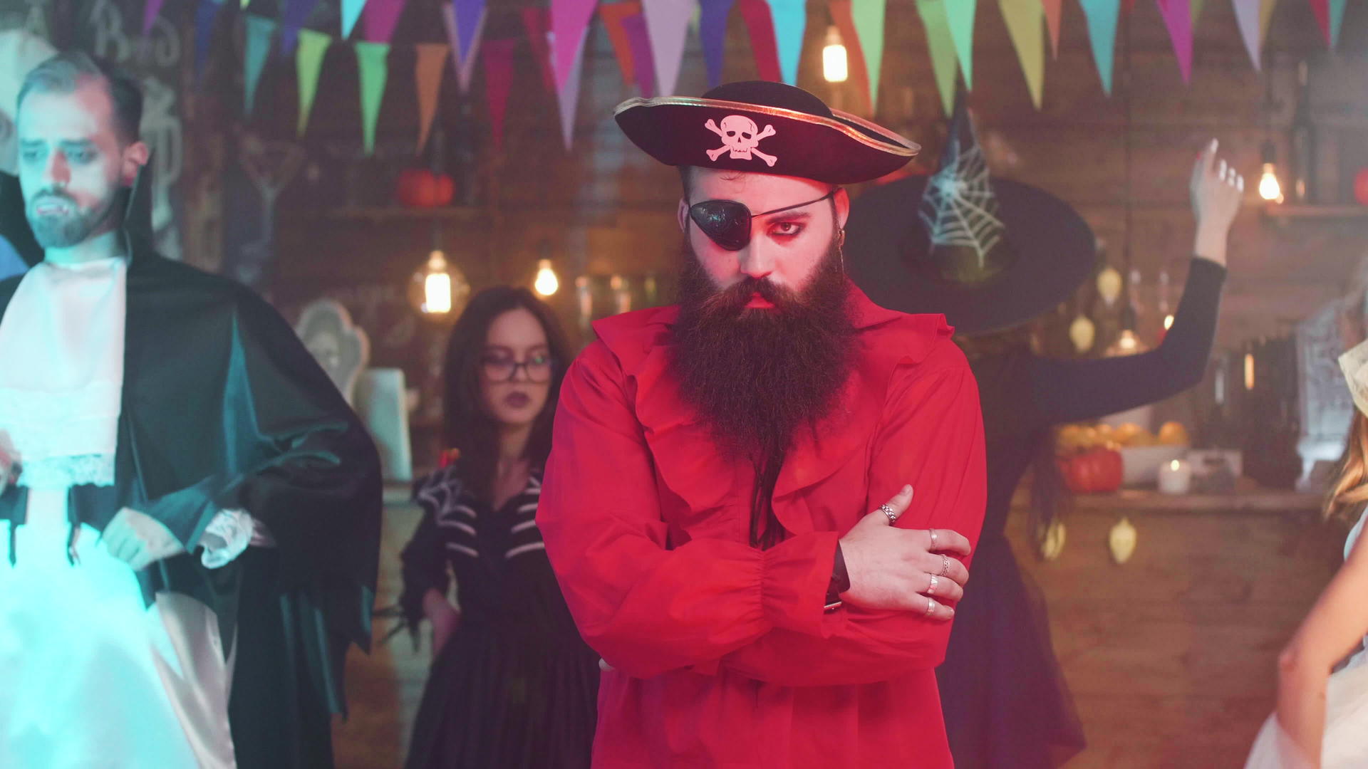 一个穿着海盗服一个穿着海盗服的留胡子的帅哥视频的预览图