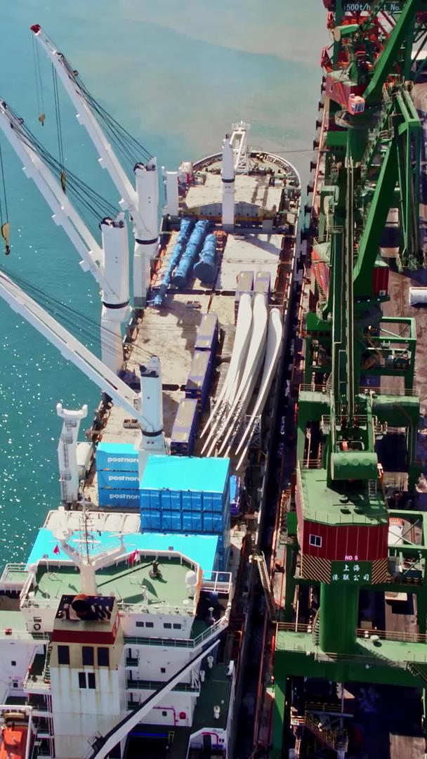 货船航拍的物流码头视频的预览图